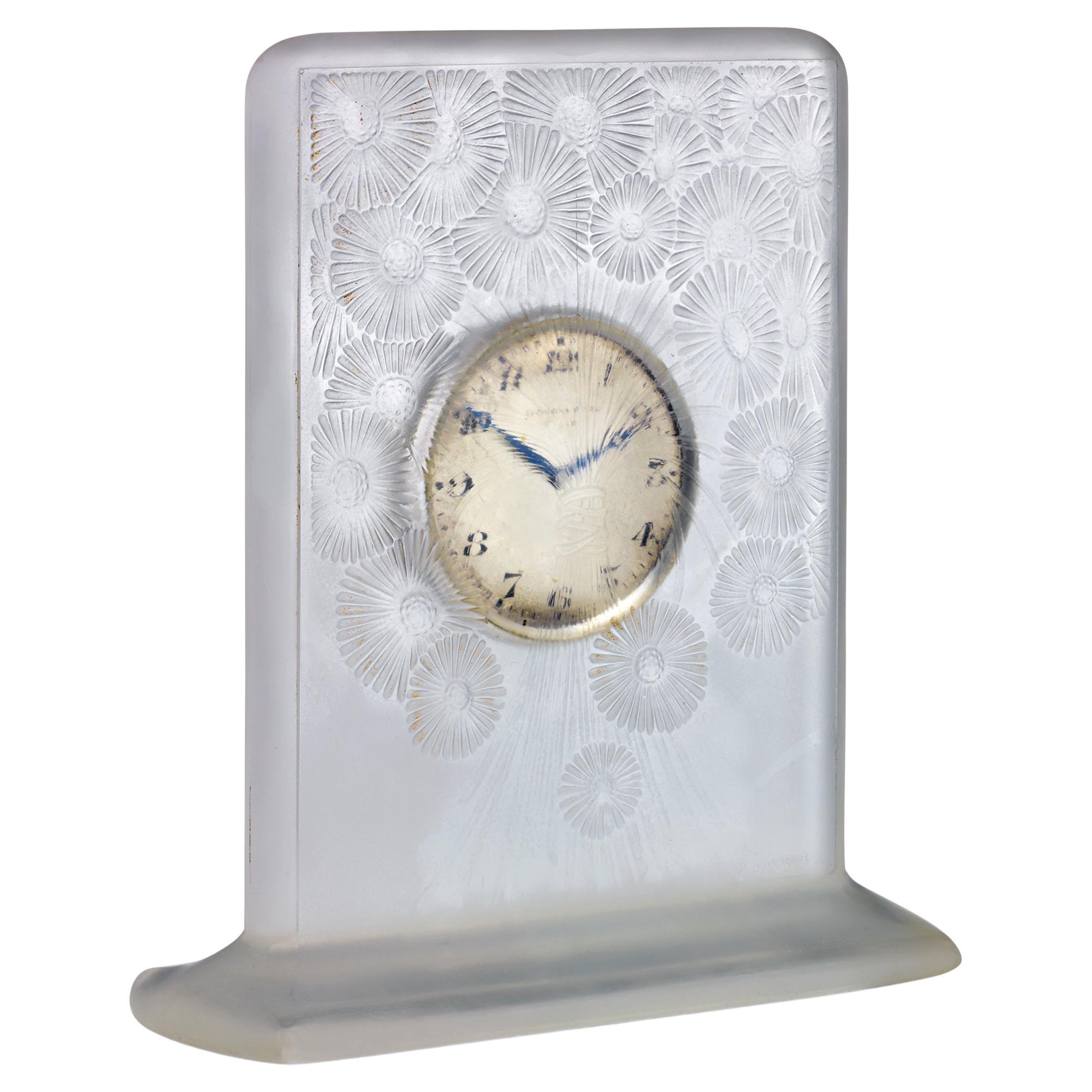 Horloge Marguerites en verre dépoli par René Lalique