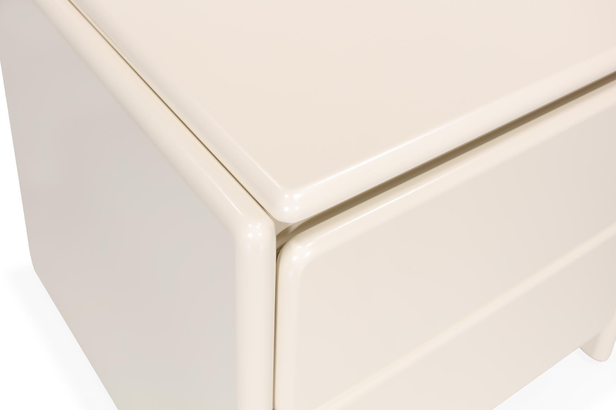 Mari Bedside Table: Soft Curves in Lacquered Elegance For Sale 4