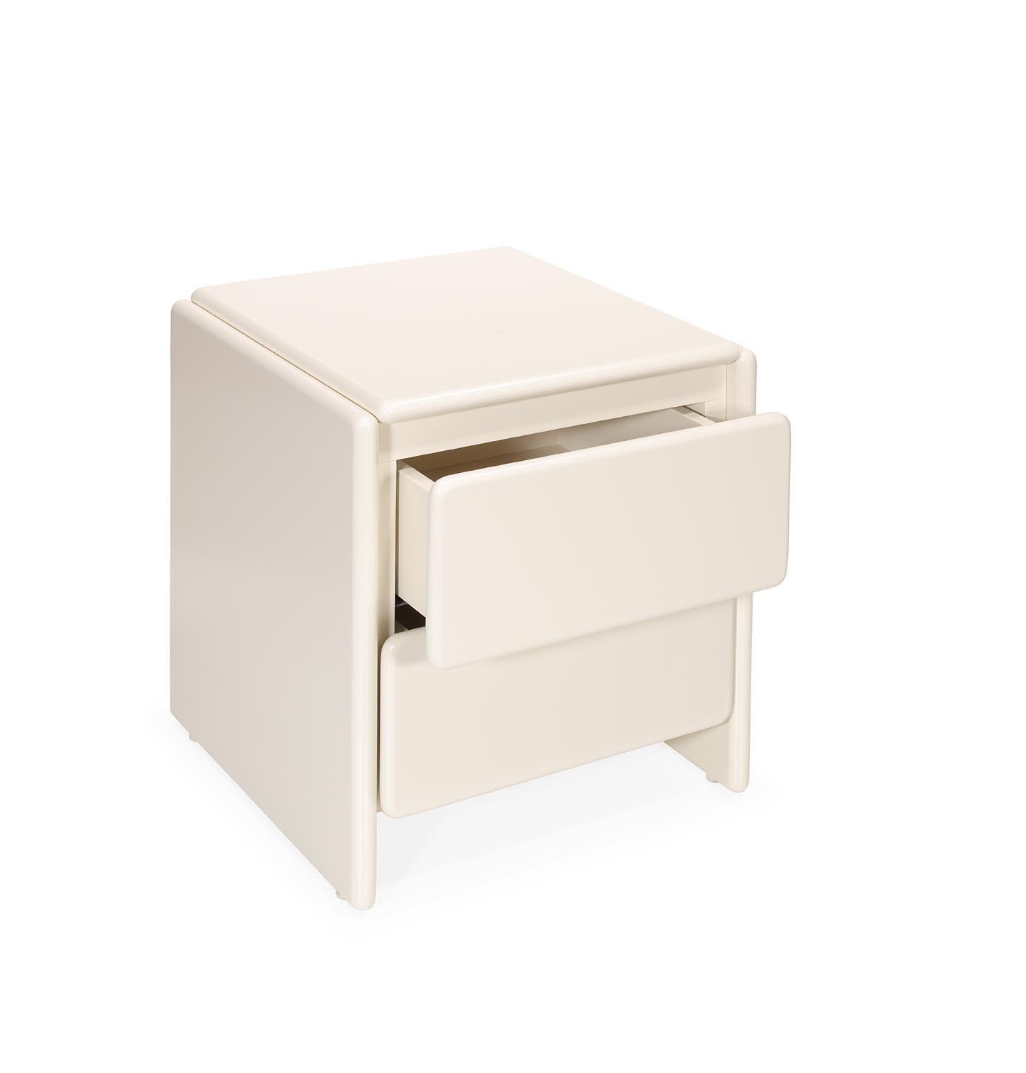 Mari Bedside Table: Soft Curves in Lacquered Elegance In New Condition For Sale In Baguim Do Monte, PT