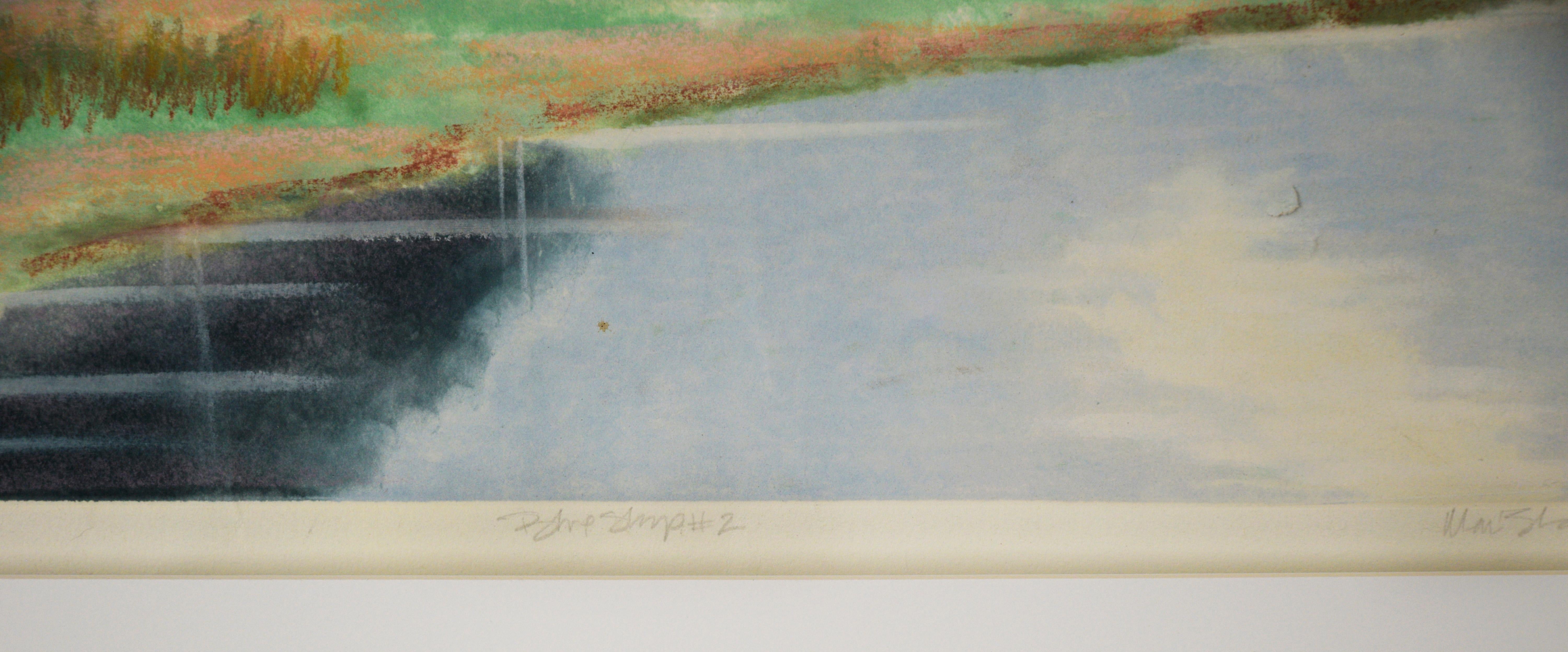 Beyond The Waterline de Mari Elsa Giddings (américaine, née en 1959)

Vintage monotype original aquarelle peinture d'un lac serein entouré d'arbres vibrants de vert. Le lac est calme, les ombres des arbres scintillent au-dessus de lui. Il y a des