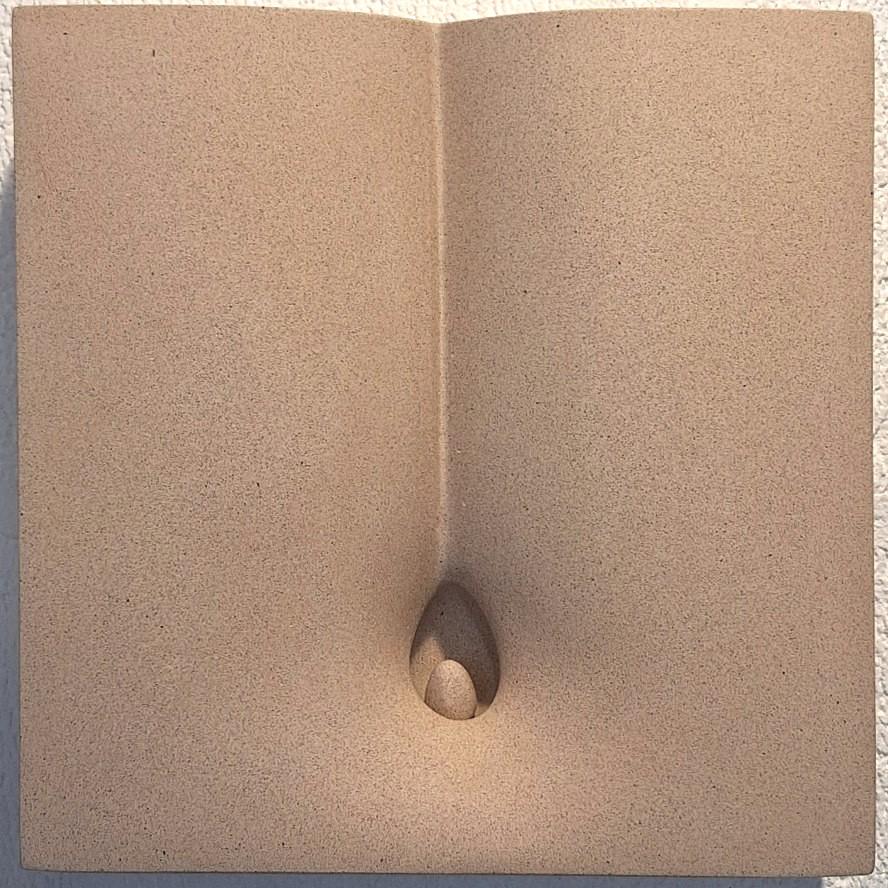 Mari-Ruth Oda Abstract Sculpture – Book Seed - zeitgenössische moderne abstrakte Bad Stein jesmonite Wandskulptur