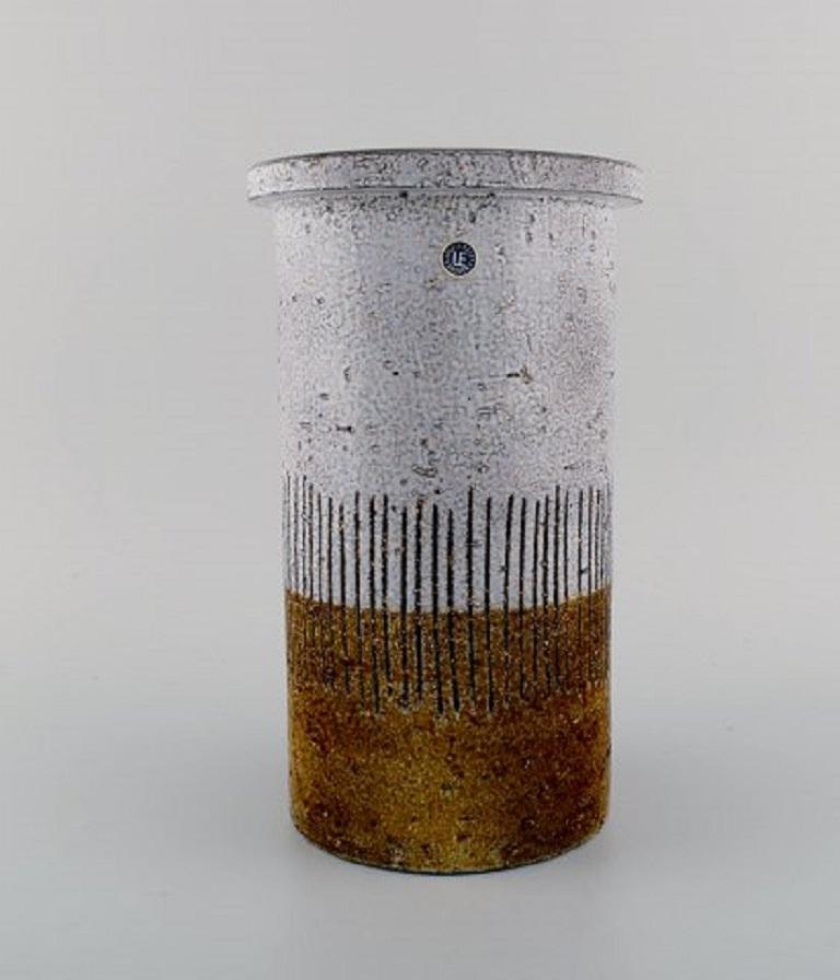 Mari Simmulson (1911-2000) for Upsala-Ekeby. Cylindrical vase in glazed ceramics, mid-20th century.
Measures: 25.5 x 15 cm.
In excellent condition.
Stamped.