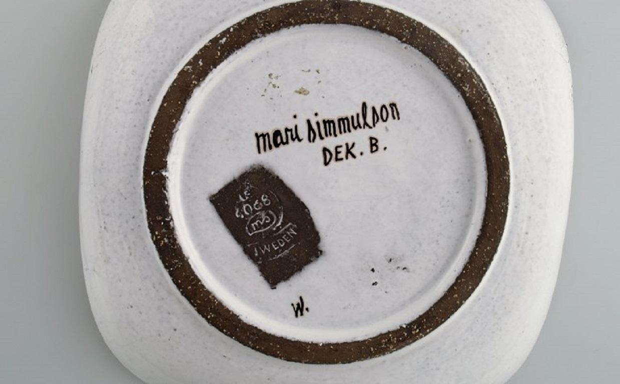 Mari Simmulson '1911-2000' for Upsala-Ekeby. Dish in glazed stoneware. In Excellent Condition In Copenhagen, DK