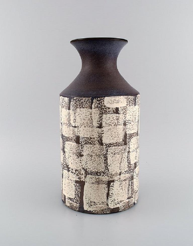 Mari Simmulson (1911-2000) pour Upsala-Ekeby. 
Grand vase en céramique peinte et émaillée à la main. 1960s.
Mesures : 33,5 x 17 cm.
En parfait état.
Estampillé.
