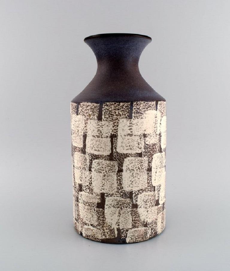 Scandinavian Modern Mari Simmulson (1911-2000) for Upsala-Ekeby. Large vase in hand-painted ceramics For Sale