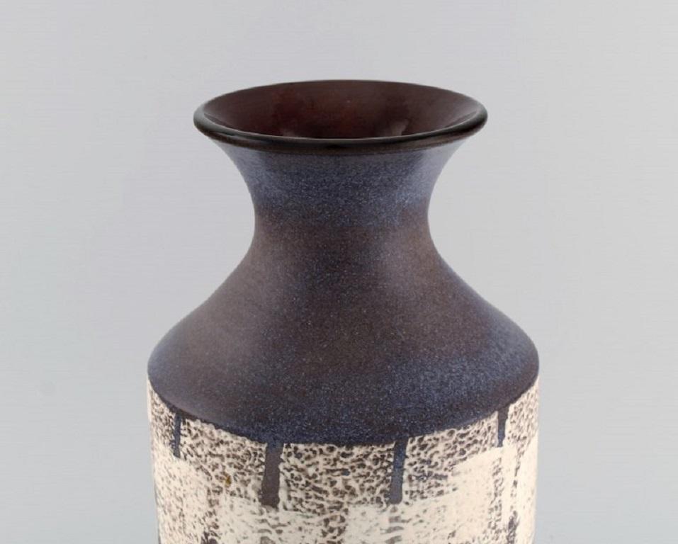 Suédois Mari Simmulson (1911-2000) pour Upsala-Ekeby. Grand vase en céramique peinte à la main en vente