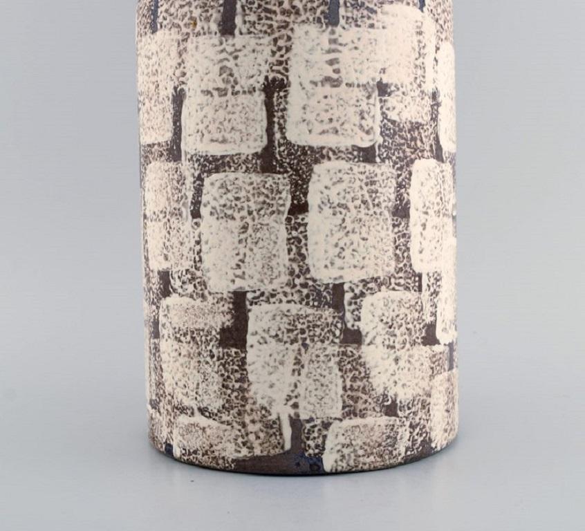 Mari Simmulson (1911-2000) pour Upsala-Ekeby. Grand vase en céramique peinte à la main Excellent état - En vente à Copenhagen, DK