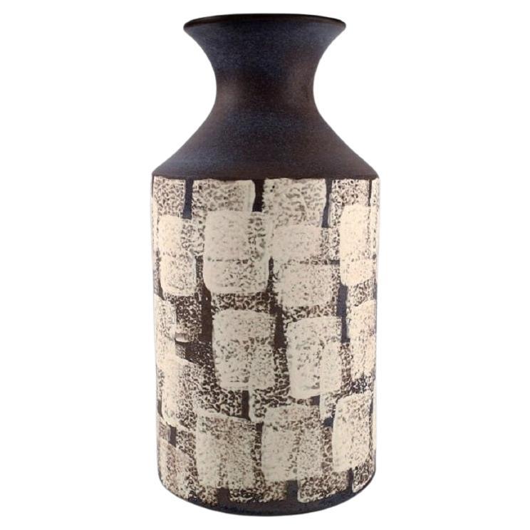 Mari Simmulson (1911-2000) for Upsala-Ekeby. Large vase in hand-painted ceramics For Sale