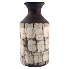 Mari Simmulson (1911-2000) pour Upsala-Ekeby. Grand vase en céramique peinte à la main
