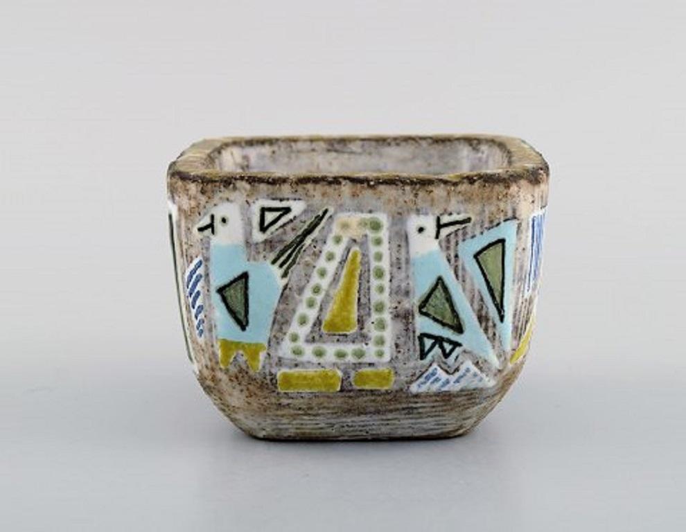 Mari Simmulson (1911-2000) for Upsala-Ekeby. Small vase / bowl in hand-painted glazed stoneware.
Model number 4065, Mid-20th century.
Measures: 9.5 x 6.5 cm.
In excellent condition.
Stamped.