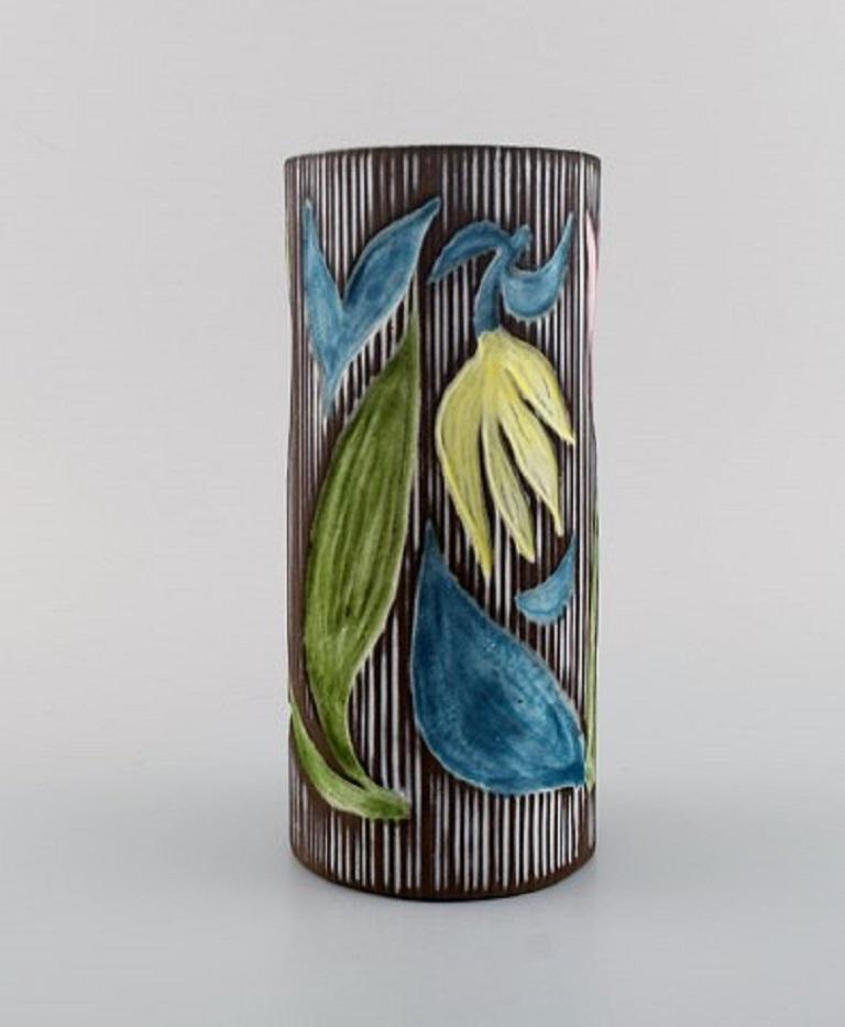 Mari Simmulson (1911-2000) pour Upsala-Ekeby. Vase en céramique émaillée à décor floral. Milieu du 20e siècle.
Mesures : 19.5 x 9 cm.
En parfait état.
Estampillé.

 