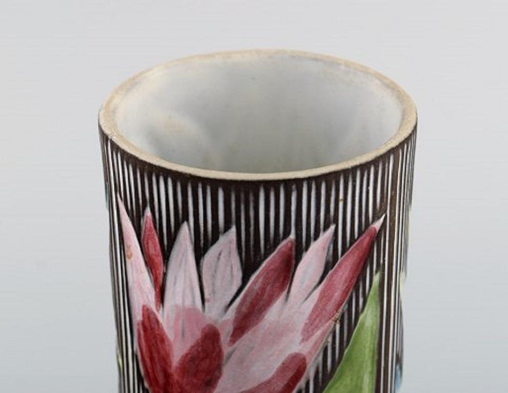 Suédois Vase en céramique à motifs floraux Mari Simmulson pour Upsala-Ekeby en vente