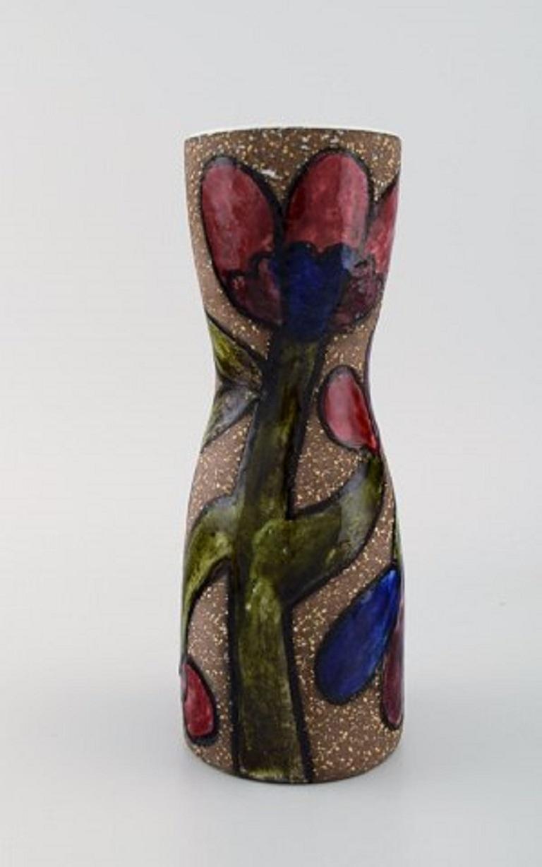 Mari Simmulson (1911-2000) for Upsala-Ekeby. Vase in glazed ceramic with floral decoration. Mid-20th century.
Measures: 24.5 x 9.5 cm.
In excellent condition.
Stamped.