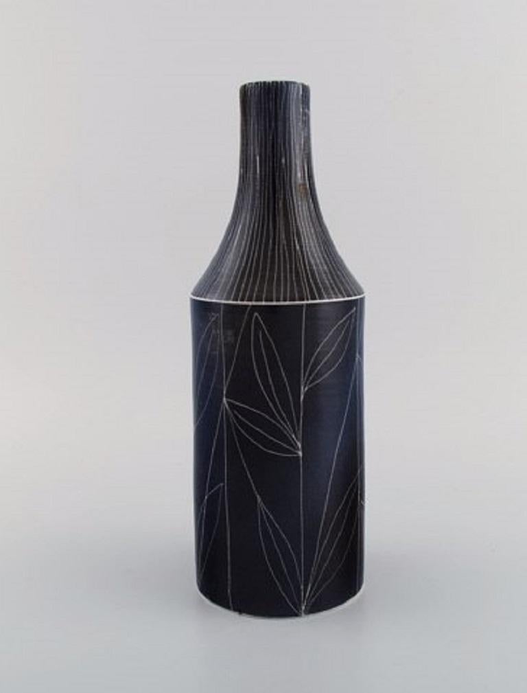 Mari Simmulson (1911-2000) for Upsala-Ekeby. Vase in glazed stoneware decorated with foliage.
Model number 4283, Mid 20th century.
Measures: 29.5 x 10.3 cm.
In excellent condition.
Stamped.