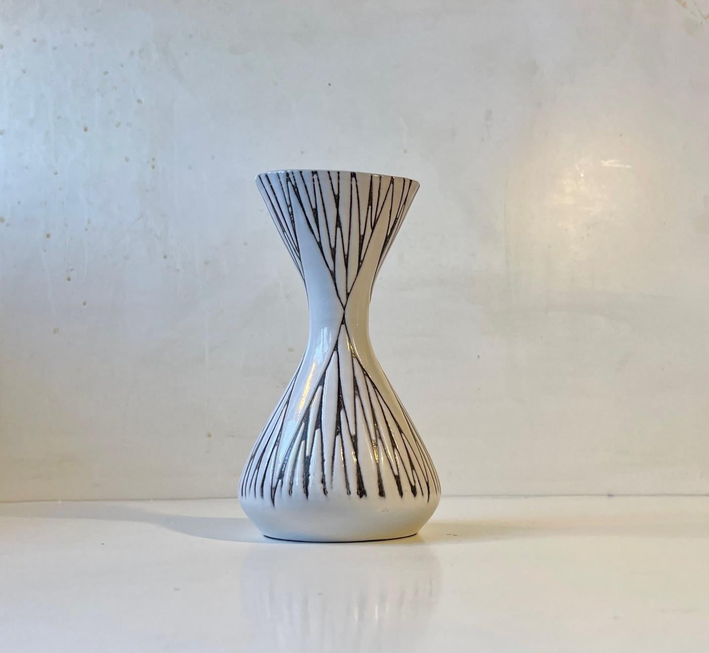 Mid-Century Modern Vase en céramique noire et blanche Mari Simmulson « Mars », Upsala Ekeby, années 1960 en vente