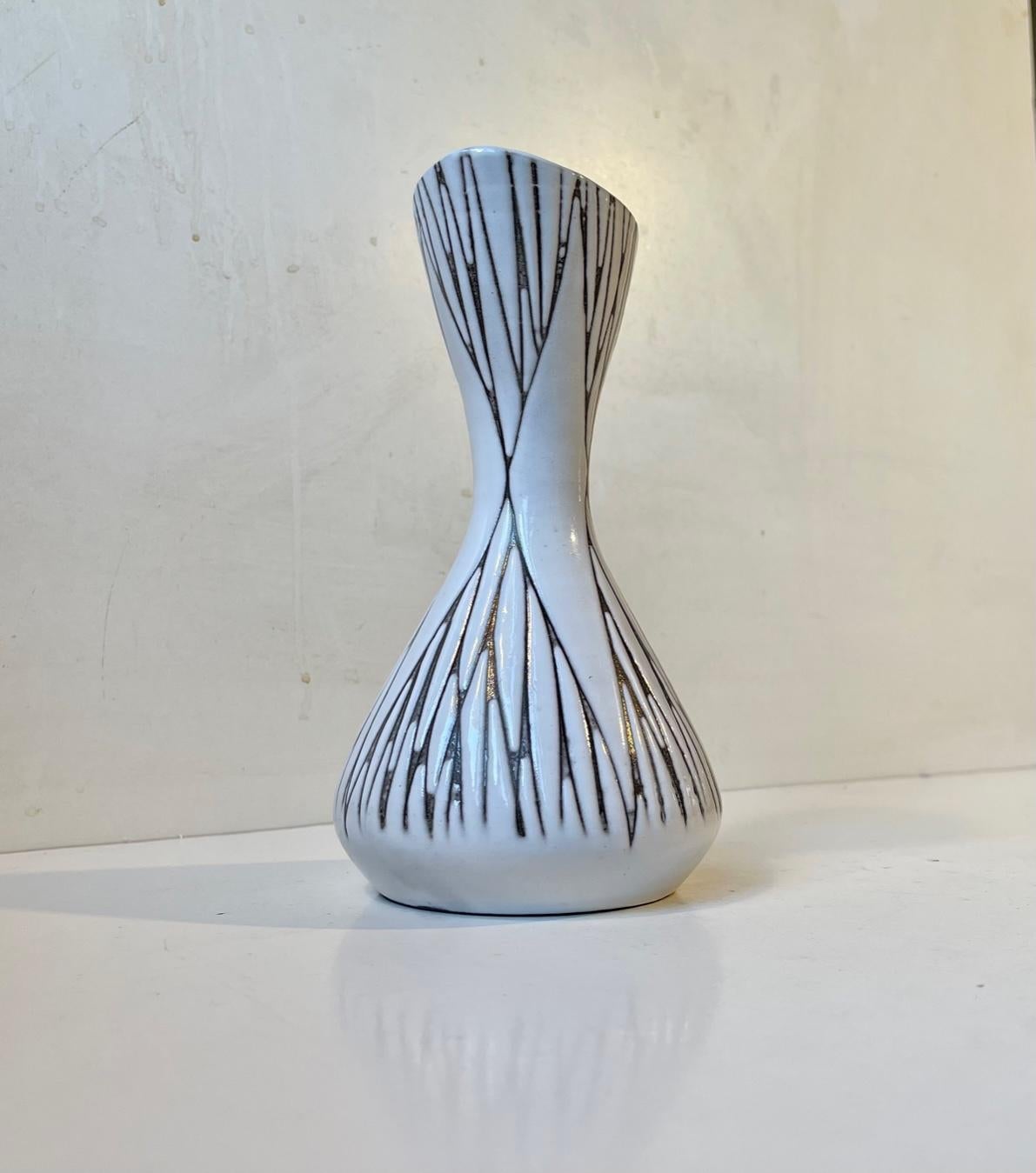 Vernissé Vase en céramique noire et blanche Mari Simmulson « Mars », Upsala Ekeby, années 1960 en vente
