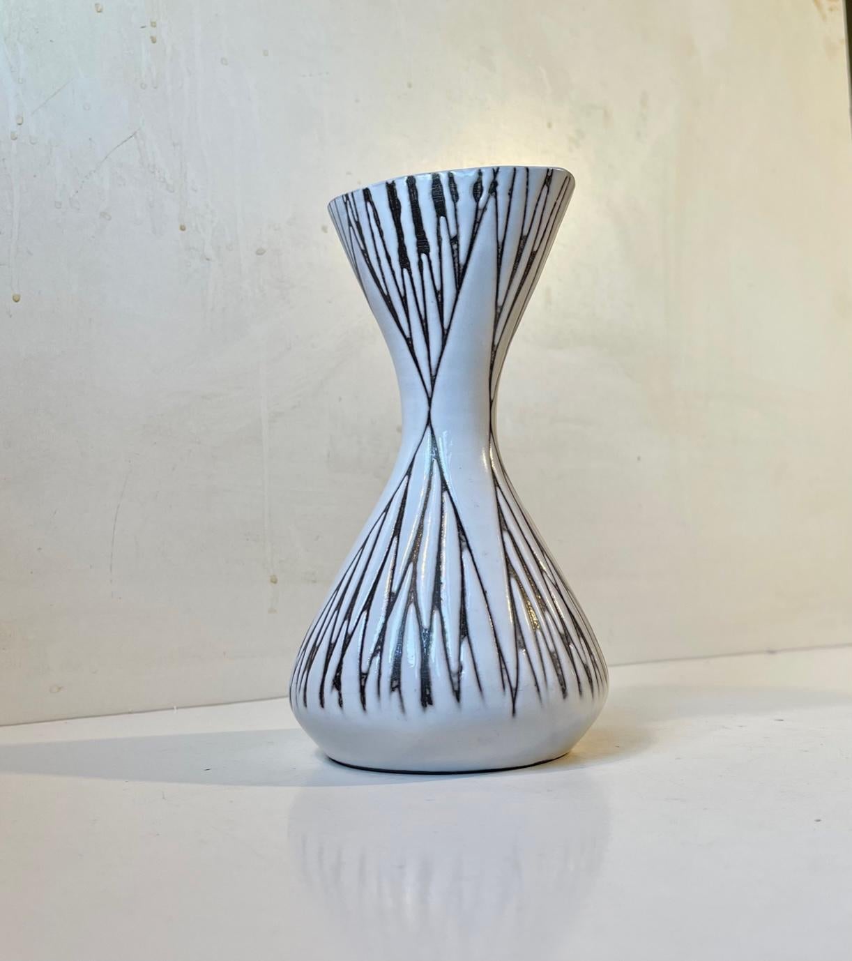 Metà XX secolo Mari Simmulson Vaso in ceramica bianco e nero 'Mars', Upsala Ekeby 1960s in vendita
