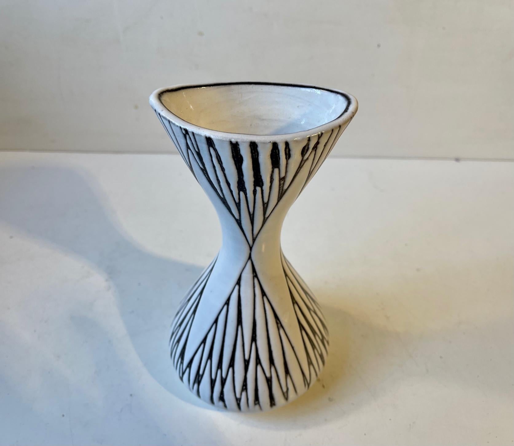 Céramique Vase en céramique noire et blanche Mari Simmulson « Mars », Upsala Ekeby, années 1960 en vente
