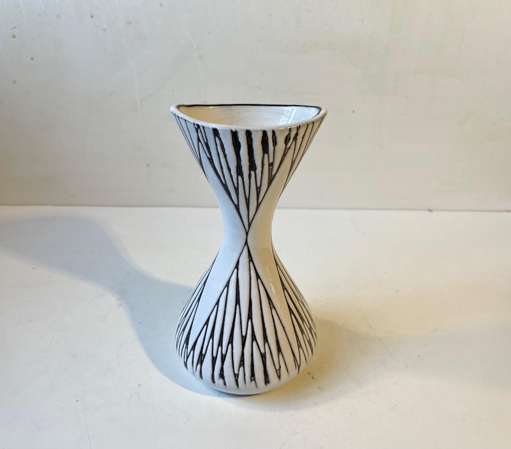 Vase en céramique noire et blanche Mari Simmulson « Mars », Upsala Ekeby, années 1960 en vente 1