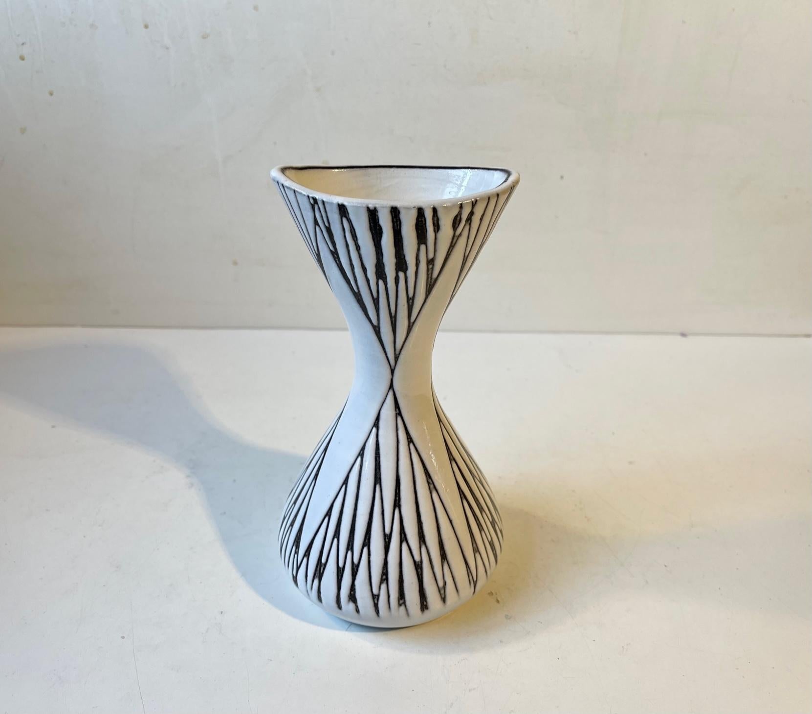 Mari Simmulson Vaso in ceramica bianco e nero 'Mars', Upsala Ekeby 1960s in vendita 1