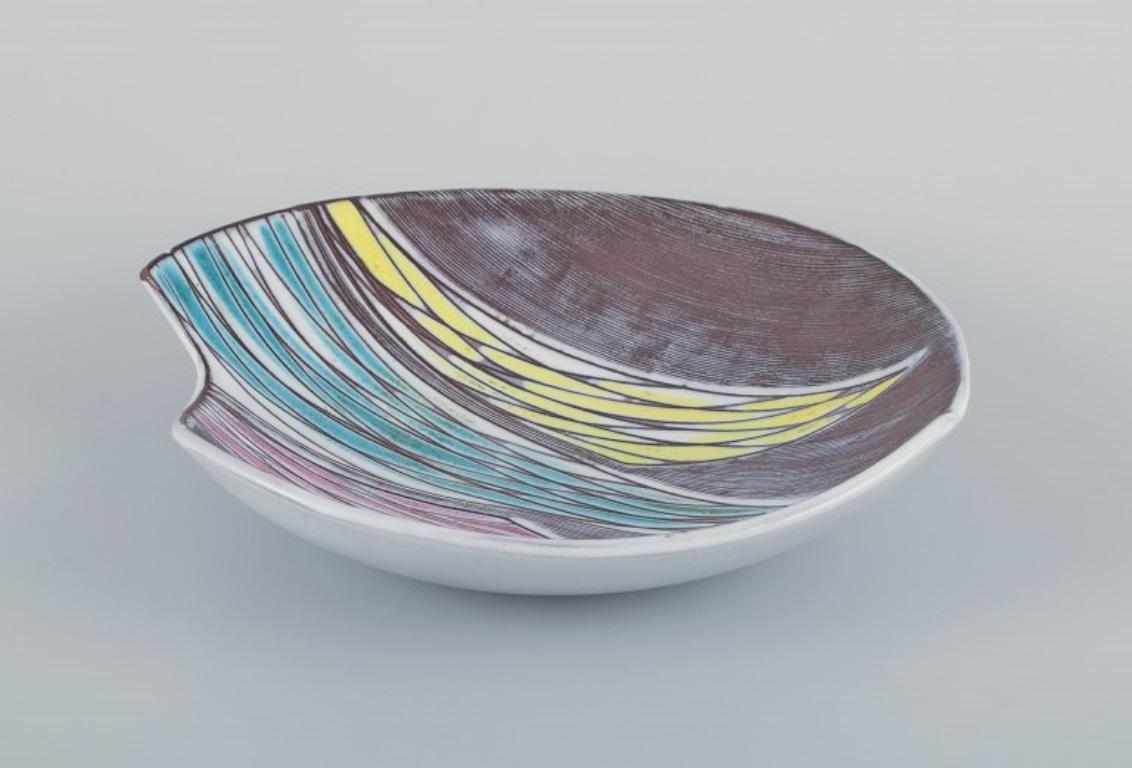 Mari Simmulson (1911-2000) for Upsala Ekeby, Sweden. 
Ceramic bowl in modernist style with abstract motif.
Approximately from the 1960s.
Model number 4413.
In excellent condition.
Marked.
Dimensions: D 24.0 cm x H 6.0 cm.

Mari Simmulson is a