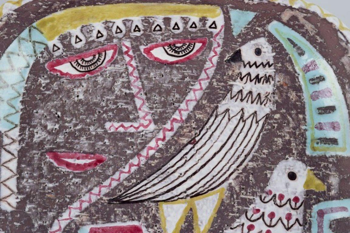 Mari Simmulson für Upsala Ekeby. Keramische Schale. Motiv des Frauengesichts und der Vögel (Glasiert) im Angebot