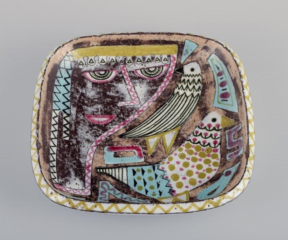 Mari Simmulson (1911-2000) per Upsala Ekeby.
Ciotola in ceramica. Modello raro.
Smalto policromo. Con il volto di una donna e il motivo di un uccello.
Approssimativamente dagli anni '60.
Numero di modello: 4068.
Contrassegnato.
In ottime condizioni,