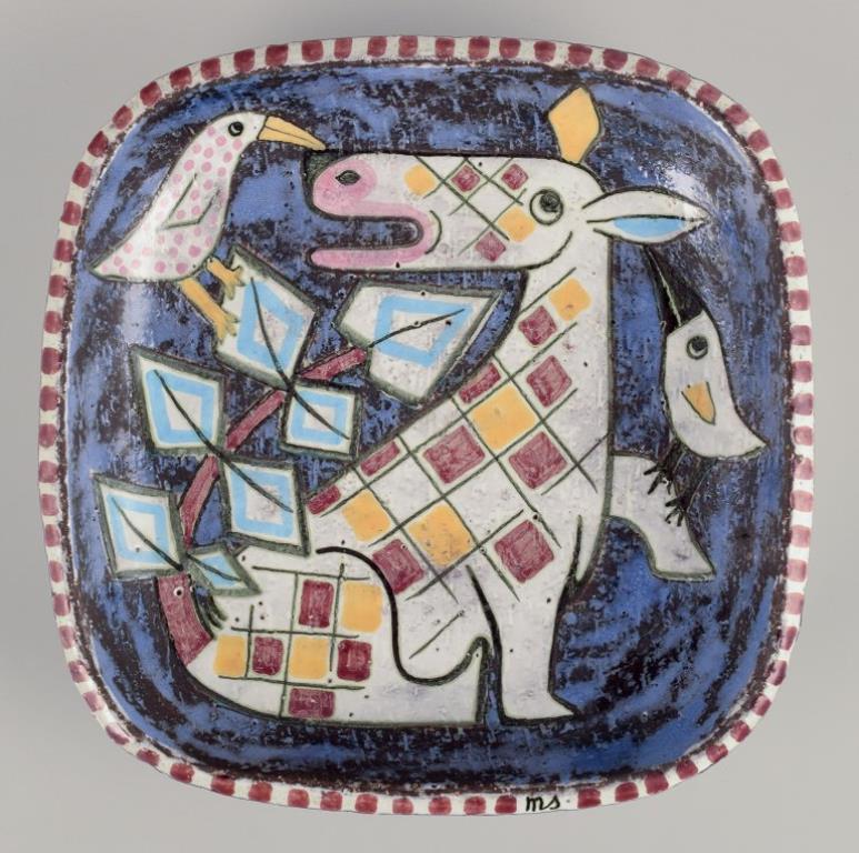 Mari Simmulson (1911-2000) für Upsala Ekeby.
Keramische Schale. Seltenes Modell.
Polychrome Glasur. Tiermotiv.
Ungefähr 1960.
Modellnummer: 4068.
Markiert.
Sehr guter Zustand mit produktionsbedingten Löchern in der Glasur.
Abmessungen: D 21,5 cm x H