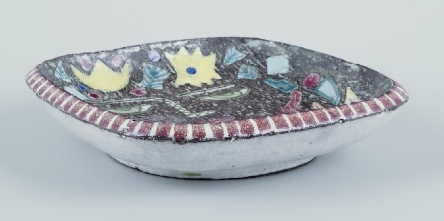 Mari Simmulson para Upsala Ekeby.  Cuenco de cerámica con cara de mujer Glaseado en venta