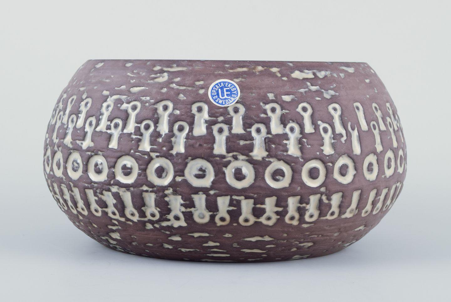 PRE-OWNED GOODS ARE EXEMPT FROM IMPORT TARIFFS FOR U.S., UK, AUSTRALIAN & CANADIAN CUSTOMERS.   
THEREFORE, NO IMPORT TARIFFS WILL BE APPLICABLE TO YOUR PURCHASE. 

Mari Simmulson for Upsala Ekeby.
Ceramic bowl with an abstract pattern.
Handmade.