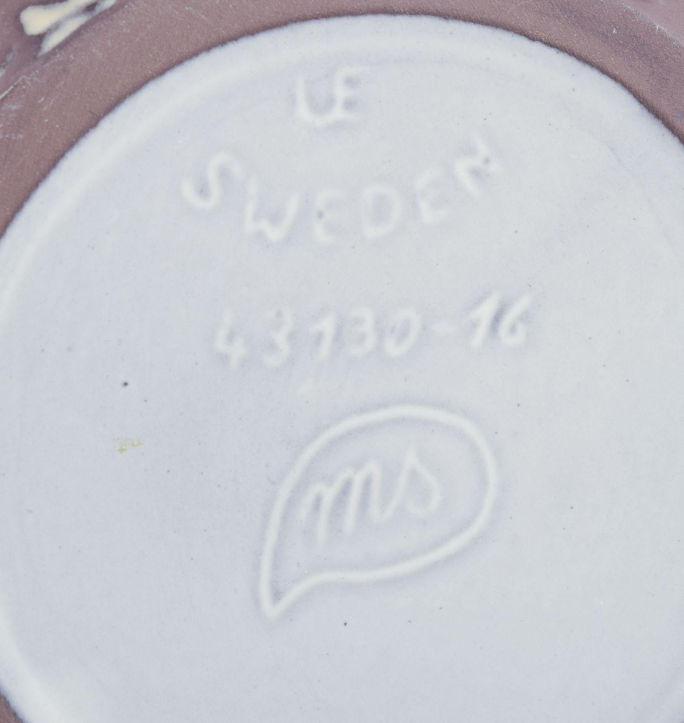Mari Simmulson for Upsala Ekeby. Ceramic bowl with abstract pattern. Ca. 1960 In Excellent Condition For Sale In København, Copenhagen