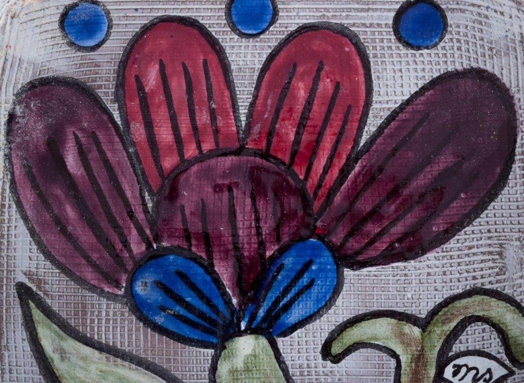 Mari Simmulson für Upsala Ekeby. Keramikschale mit Blumenmotiv aus Keramik.  Um 1960 (Glasiert) im Angebot