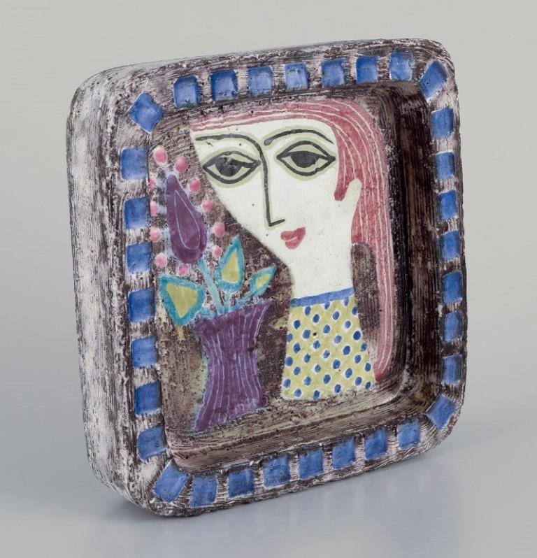 Mari Simmulson for Upsala Ekeby. Ceramic dish with a woman face and flowers In Excellent Condition For Sale In Copenhagen, DK