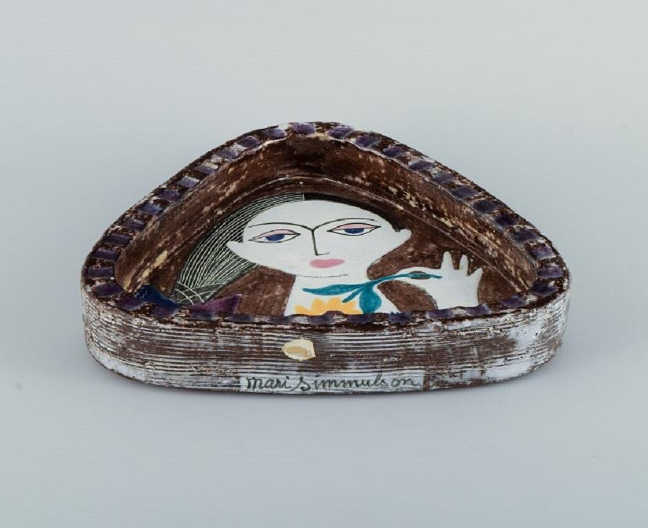 Mari Simmulson for Upsala Ekeby, a ceramic dish with a woman's face.
In perfect condition.
Approx. 1960s.
Signed and stamped.
Sticker.
Dimensions: D 25.0 x H 4.0 cm.