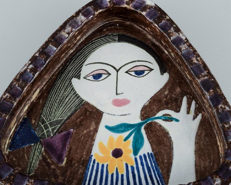 Suédois Plat en céramique Mari Simmulson pour Upsala Ekeby, avec le visage d'une femme. en vente