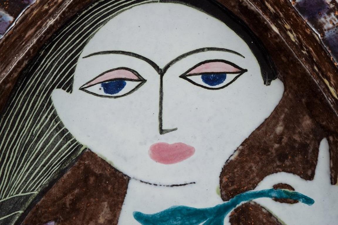 Milieu du XXe siècle Plat en céramique Mari Simmulson pour Upsala Ekeby, avec le visage d'une femme. en vente