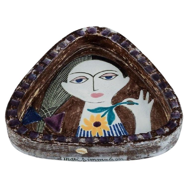 Plat en céramique Mari Simmulson pour Upsala Ekeby, avec le visage d'une femme. en vente