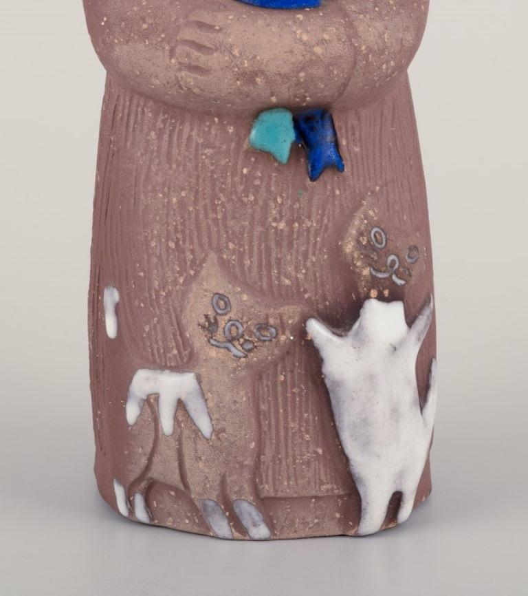 Mari Simmulson for Upsala Ekeby. Ceramic figurine of a girl with two cats In Excellent Condition For Sale In Copenhagen, DK