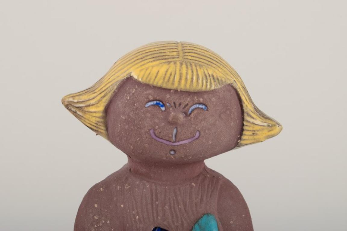 Mari Simmulson für Upsala Ekeby. Keramik-Figur eines Mädchens mit zwei Katzen (20. Jahrhundert) im Angebot