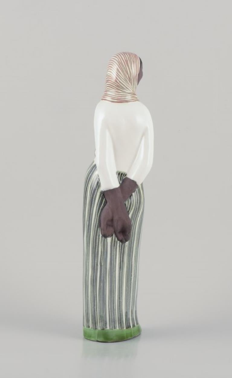 Mari Simmulson para Upsala Ekeby. Figurita de cerámica de mujer indonesia. Sueco en venta