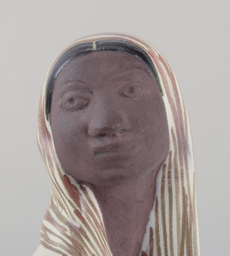 Mari Simmulson para Upsala Ekeby. Figurita de cerámica de mujer indonesia. Glaseado en venta