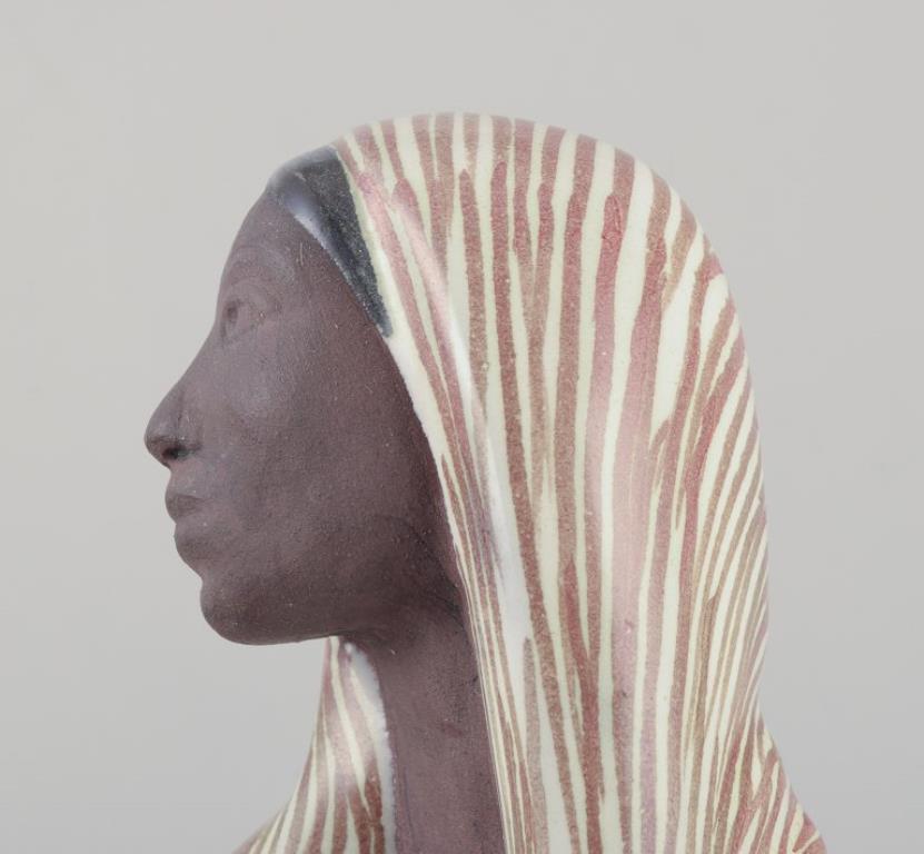 Mari Simmulson para Upsala Ekeby. Figurita de cerámica de mujer indonesia. en Excelente estado para la venta en Copenhagen, DK