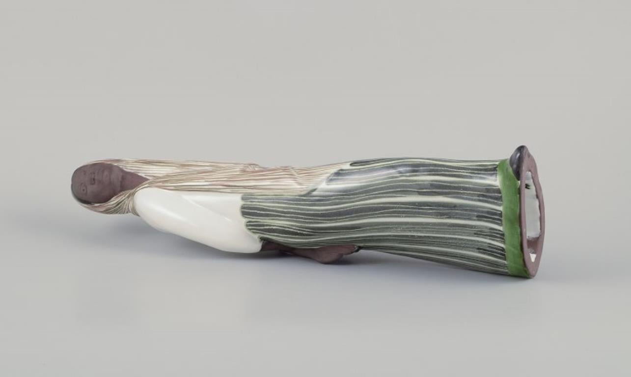 Mari Simmulson para Upsala Ekeby. Figurita de cerámica de mujer indonesia. siglo XX en venta