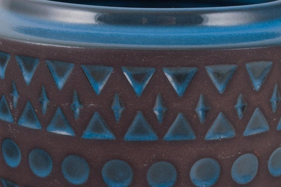 Mari Simmulson for Upsala Ekeby. Ceramic pot with a geometric pattern. In Excellent Condition For Sale In Copenhagen, DK