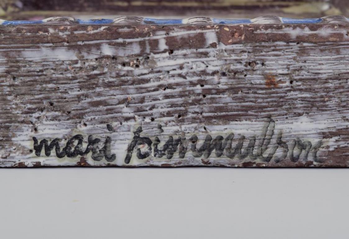 Mari Simmulson für Upsala Ekeby. Keramiktablett mit Motiv einer Frau mit Blumen. (Glasiert) im Angebot