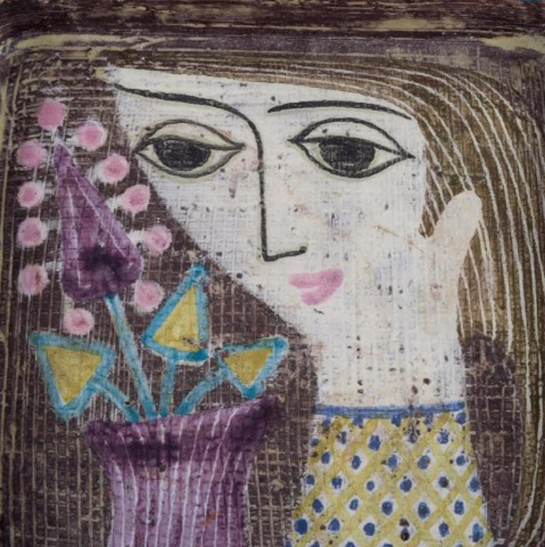 Mari Simmulson für Upsala Ekeby. Keramiktablett mit Motiv einer Frau mit Blumen. im Zustand „Hervorragend“ im Angebot in København, Copenhagen