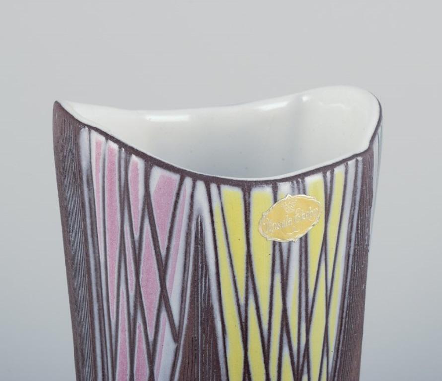 Mari Simmulson for Upsala Ekeby. Ceramic vase and pitcher in modernist style. In Excellent Condition For Sale In Copenhagen, DK