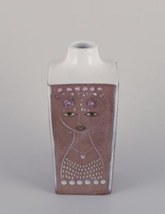 Mari Simmulson pour Upsala Ekeby. Vase en céramique de forme carrée.