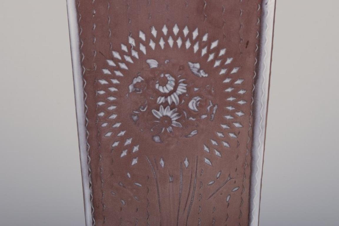 Scandinavo moderno Mari Simmulson  per Upsala Ekeby. Vaso in ceramica di forma quadrata. in vendita