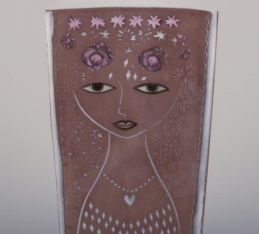 Mari Simmulson  for Upsala Ekeby. Ceramic vase in a square shape. In Excellent Condition For Sale In Copenhagen, DK